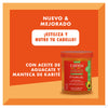 Pieza gráfica publicitaria con fondo naranja y el texto "NUEVO & MEJORADO". Incluye el mensaje "¡Estiliza y nutre tu cabello!" y reafirma el uso de ingredientes naturales como el aceite de aguacate y la manteca de karité para la definición del rizo