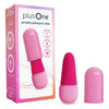 Vibrador PlusOne mostrando su punta de silicona rosa oscuro junto a su tapa protectora removible.