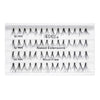 Primer plano de pestañas individuales Ardell Naked Extensions. Fibras con puntas cónicas y base sin nudo que se funde invisiblemente con la línea de las pestañas.
